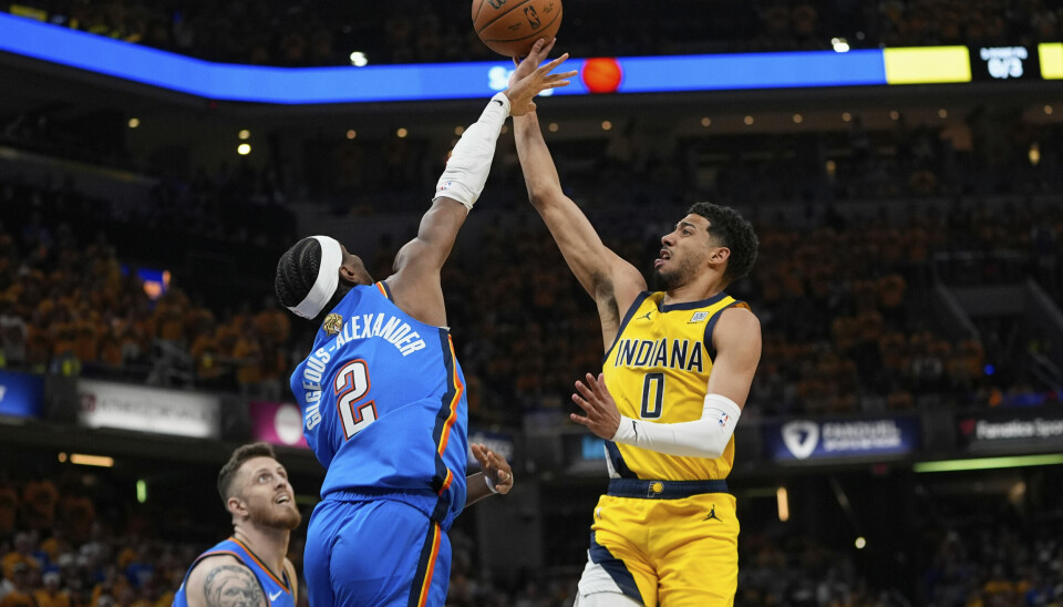 Indiana Pacers Tyrese Haliburton (nummer 0) og Oklahoma-spiller Shai Gilgeous-Alexander (2) kjemper om ballen i den sjette finalekampen i NBA. Kampen gikk Indiana seirende ut av – og dermed blir det en sjuende og avgjørende NBA-finale.