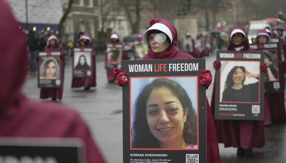 Det er lettere å holde protester mot det iranske styret i utlandet. Her holder aktivister plakater med teksten «Kvinne, liv, frihet» sammen med portretter av kvinner som ble drept under demonstrasjoner i Iran, fra en demonstrasjon 8. mars i London i 2023. Foto. AP / NTB