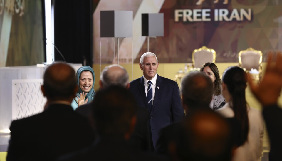 Maryam Rajavi (til venstre) leder eksilgruppen Folkets mujahedin, som i 2022 fikk besøk av USAs tidligere visepresident Mike Pence i sitt hovedkvarter i Albania. Rajavi sa onsdag at det er opp til det iranske folk å velte det islamske prestestyret etter Israels angrep.