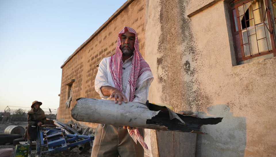 En syrisk mann i Jbeilah i Sør-Syria med det som antas å være deler av en nedskutt iransk drone.