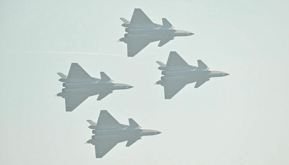 Kinesiskproduserte Chengdu J-20 stealth-jagerfly flyr i formasjon under den 15. China International Aviation and Aerospace Exhibition i Zhuhai, i Guangdong-provinsen i Sør-Kina, 12. november 2024.