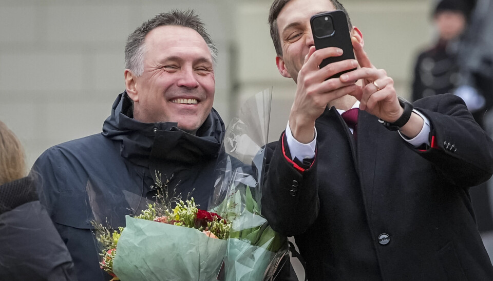 Klimaminister Andreas Bjelland Eriksen (Ap) er glad for EUs nye krav som skal sørge for at mobiltelefoner og nettbrett, tåler mer. Her tar han en tar selfie sammen med forsvarsminister Tore Sandvik (Ap).