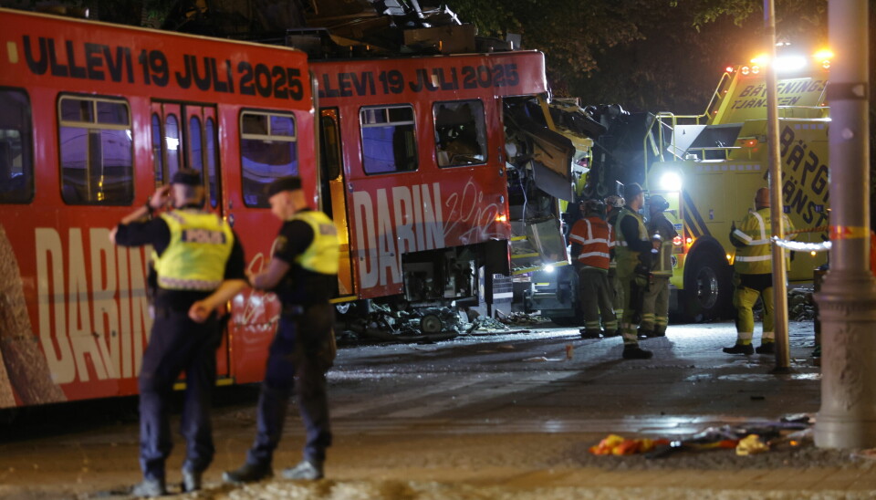 En trikk sporet av og krasjet inn i en bygning på Avenyen i Göteborg natt til fredag.