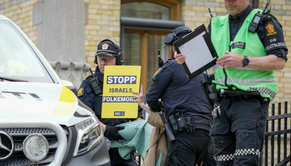 Politiet fjernet fredag formiddag en demonstrant fra Fritt-Palestina som aksjonerte og sperret inngangen til Stortinget.