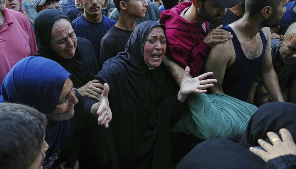 Minst 26 mennesker ble fredag drept av israelske styrker mens de ventet på eller lette etter nødhjelp sør for Netzarim sentralt i Gaza, ifølge sivilforsvaret og lokale helsemyndigheter. Her finner en kvinne liket av en slektning dagen før på Al-Shifa-sykehuset i Gaza by.