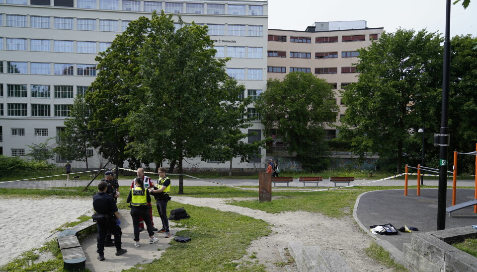 En person er stukket med en skarp gjenstand, og flere personer ble observert løpende fra stedet.