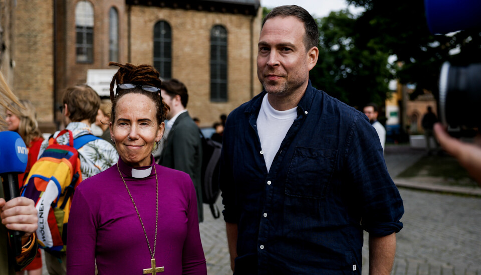 Oslobiskop Sunniva Gylver heiste regnbueflagget under åpningen av Oslo Pride 2025 foran Oslo domkirke. Her står hun sammen med leder for Oslo Pride Dan Bjørke.