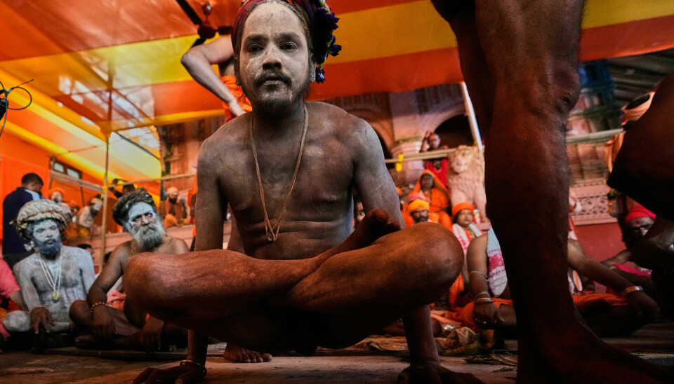 En hellig hinduistisk mann i en yogastilling i Kamakhya-tempelet i Guwahati.