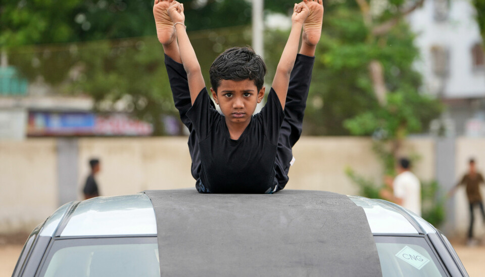 En gutt i yogastilling i Ahmedabad i India.