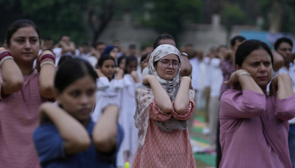 Indere markerer den internasjonale yogadagen i Jammu.