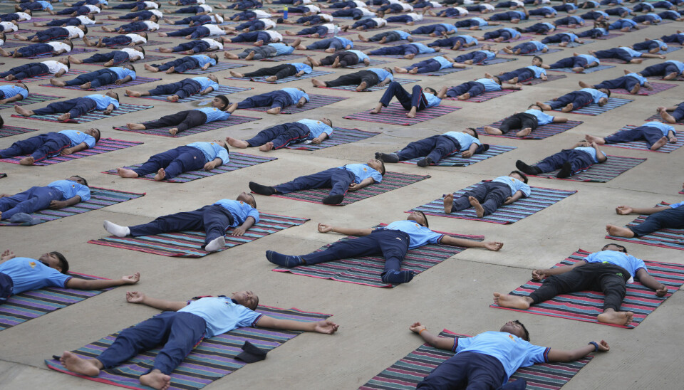Et indisk kadettkorps trener yoga i Ahmedabad.