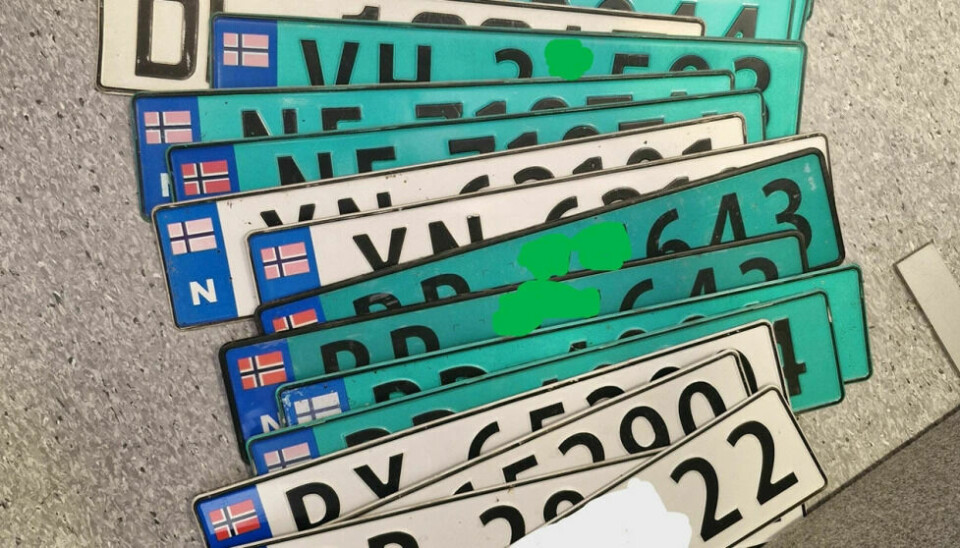 AVSKILTET: Dette er bare noen av skiltene som ble inndratt da Vegvesenet denne uken hadde kontroll på E39 ved Kristiansand. Foto: Statens vegvesen.