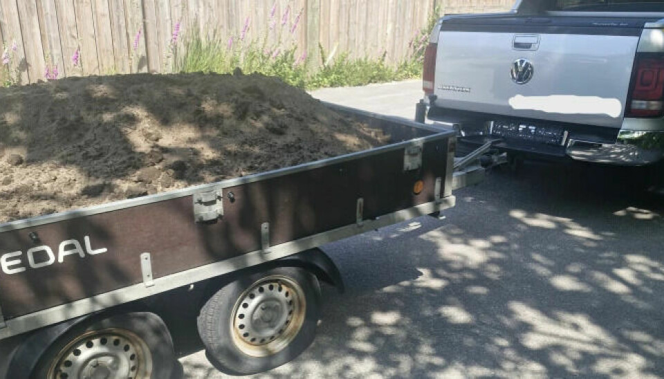 TUNGT: Feillastede tilhengere er en gjenganger på kontroller som dette, men her var det bilen som var problemet. Den var nemlig ikke EU-godkjent. Foto: Statens vegvesen.
