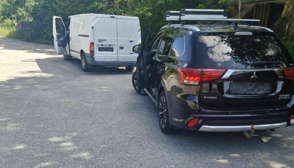 STOPP: Hele ti biler ble avskiltet, på grunn av manglende EU-kontroll. Her er to av dem. Foto: Statens vegvesen.