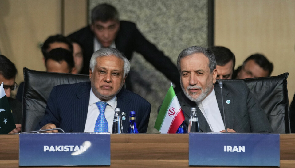 Irans utenriksminister Abbas Araghchi på plass i Istanbul lørdag. Ved siden av sitter Pakistans utenriksminister Ishaq Dar.