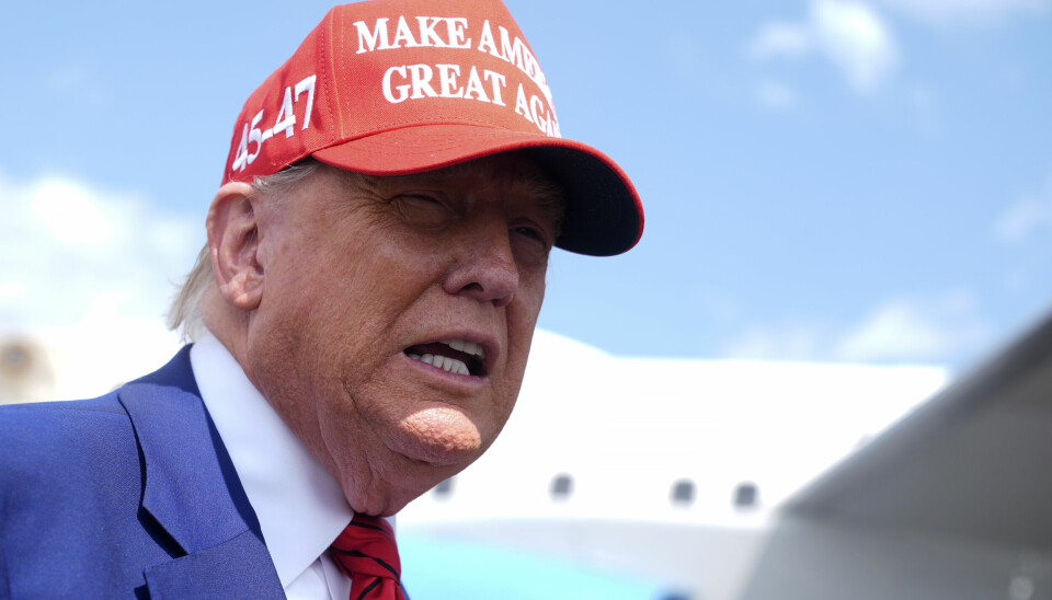 President Donald Trump snakker med pressen på en flyplass i New Jersey.