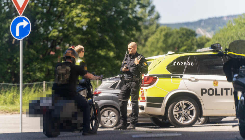 Oslo 20250621. Oslo-politiet har stanset en gruppe med opp mot 100 motorsyklister som skal ha tatt seg til rette i trafikken og blant annet å sperre annen trafikk. Deler av bildet er sladdet pga personvern. Foto: Thomas Fure / NTB