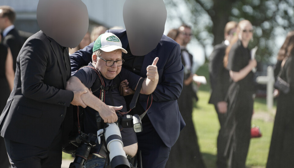 Andreas Fadum, fotograf fra Se og Hør blir fjernet av sikkerhetsvakter utenfor Gjerdrum kirke der Martin Ødegaard og Helene Spilling giftet seg lørdag. SE og Hør vil anmelde saken.