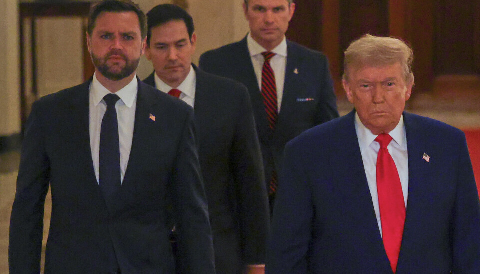 President Donald Trump (til høyre) ble fulgt av visepresident J.D. Vance (fra venstre), utenriksminister Marco Rubio og forsvarsminister Pete Hegseth da han holdt en kort tale til det amerikanske folket etter angrepet på de iranske atomanleggene natt til mandag norsk tid.