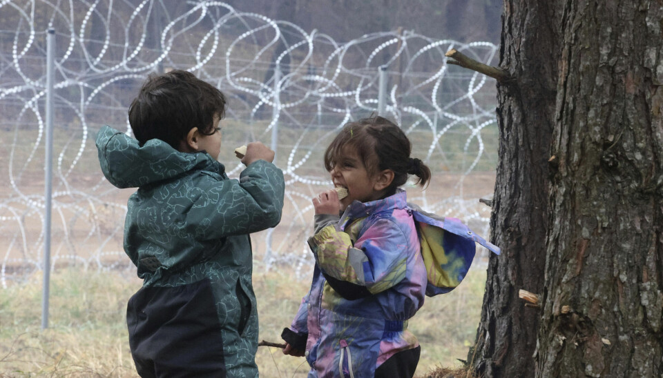 EU-pakten om migrasjon og asyl skal virke fra 2026. Flere medlemsland har allerede begynt å tilpasse seg pakten ved å innføre strengere tiltak, ofte begrunnet i behovet for økt nasjonal sikkerhet. Her er små barn i et mottak i Polen.