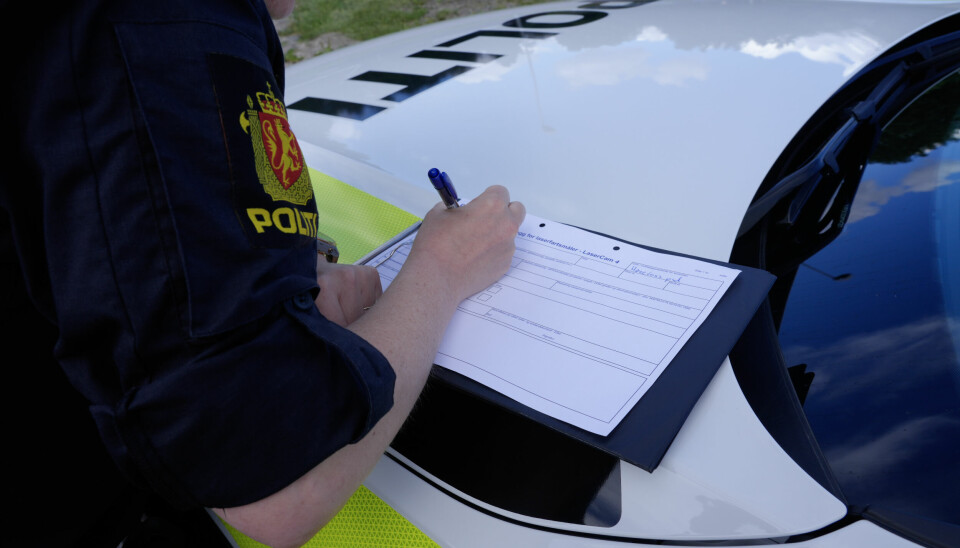 BRY DEG: Oppfordringen er klar hvis du ser bilister som kjører vinglete, for fort eller tar risikofylte forbikjøringer: Da skal du ringe 02800. Dermed får også politiet mulighet til å gripe inn og om mulig stoppe vedkommende.