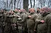 Soldiers of Ukraine's 1st Separate Mechanised Battalion 'Da Vinci Wolves' named after Dmytro Kotsiubailo, callsign Da Vinci, sing the Ukrainian anthem in the honour guard at his tomb during opening ceremony for Kotsiubailo monument in Kyiv, Ukraine, Thursday, Nov. 21, 2024. Kotsiubailo was killed in a battle with the Russian troops last March. (AP Photo/Efrem Lukatsky) Foto: AP