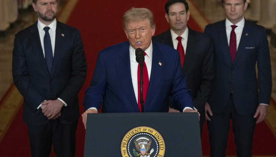 President Donald Trump taler fra Det hvite hus i Washington, lørdag, flankert av visepresident JD Vance, utenriksminister Marco Rubio og forsvarsminister Pete Hegseth .