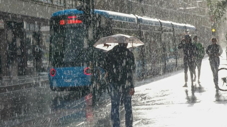 Mye regn og mye vind hittil i sommer fører til at vi sjekker været oftere enn vanlig. Værvarslingstjenesten Yr satte ny besøksrekord første uke i juli. Foto: Paul Kleiven / NTB