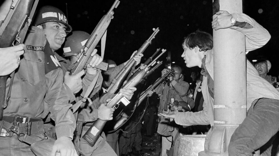 Politiet forsøker å hindre demonstranter fra å ta seg inn til demokratenes konvensjon på hotellet Conrad Hilton 29. august 1968.