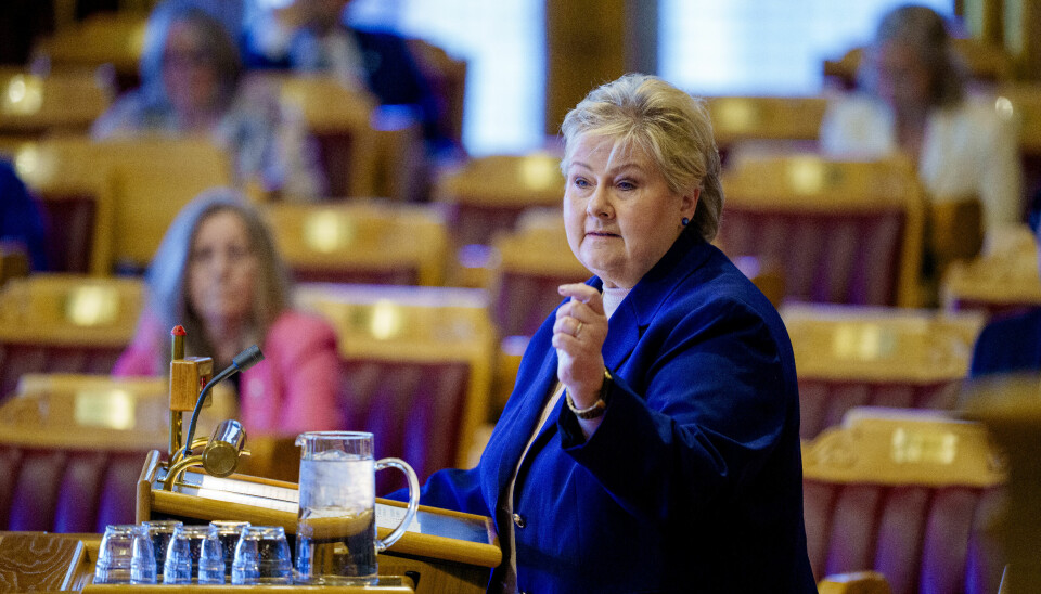 Høyre-leder Erna Solberg (H) mener USAs bombing av iranske atomanlegg natt til søndag, bryter folkeretten.