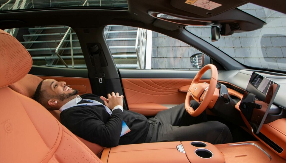 SOVER PÅ JOBBEN: Representanten for Changan demonstrerer hvordan du kan ta en lur mens Deepal S07 lader, til lyden av sildrende bekker og vinden som suser i tretoppene. Det kan komme godt med, siden ladeeffekten er noe som trekker ned sluttkarakteren.