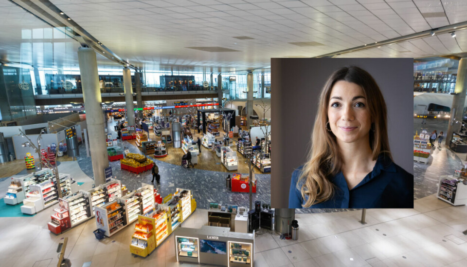 Isabella Ahmadi i Prisjakt advarer mot å handle ukritisk i taxfree-butikken på Gardermoen. En ny analyse viser at 3 av 4 varer er dyrere enn i norske nettbutikker. Oversiktsbilde fra taxfree-butikken på Oslo Lufthavn Gardermoen, der kosmetikk, solkrem og parfyme dominerer butikkhyllene. Portrett av Prisjakts forbrukeranalytiker Isabella Ahmadi, som advarer mot høye priser i taxfree.