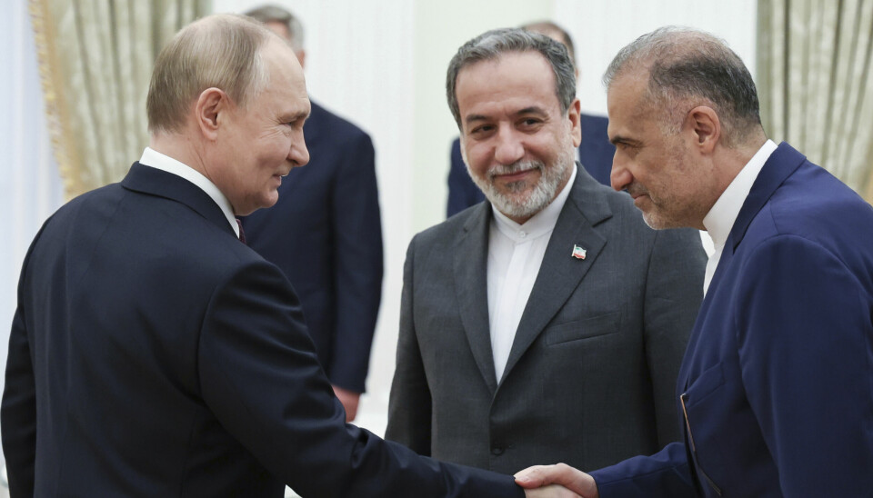 Irans utenriksminister Abbas Araghchi (i midten) var mandag i Moskva, der han møtte president Vladimir Putin sammen med Irans ambassadør Kazem Jalali.
