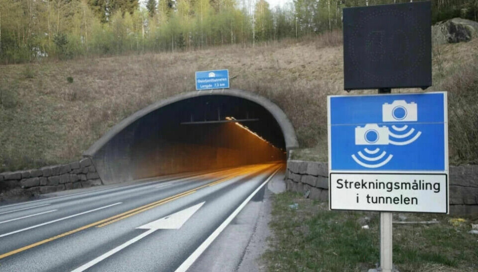 VARSEL: Du skal varsles før du nærmer deg en fotoboks. Det er tre forskjellige skilter du må kjenne til og vite betydningen av. Foto: Terje Bendiksby/NTB