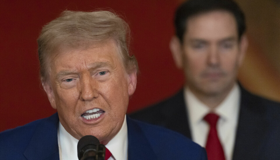 President Donald Trump taler i Det hvite hus i Washington, 21. juni 2025, etter det amerikanske angrepet mot iranske atom- og militæranlegg. I bakgrunnen står utenriksminister Marco Rubio.