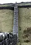 Et betydelig senere romersk monument i Storbritannia, Hadrians mur, ble reist som grense nord i Det romerske riket 122-128 e.Kr. Scanpix/AP.