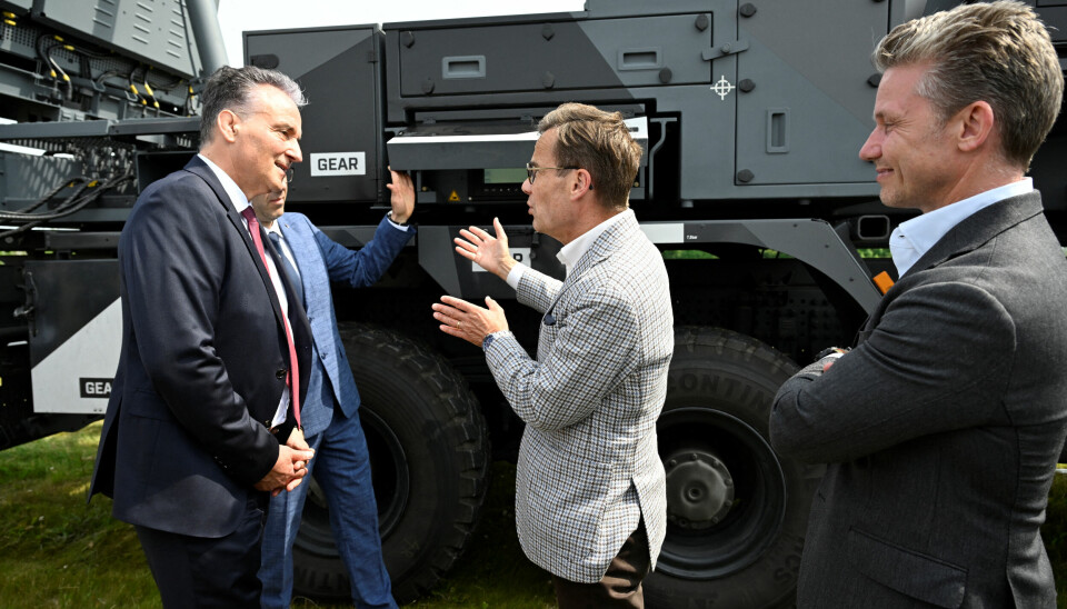 Sveriges statsminister Ulf Kristersson og forsvarsminister Pål Jonson i møte med Helmut Rauch, CEO i tyske Diehl Defence.