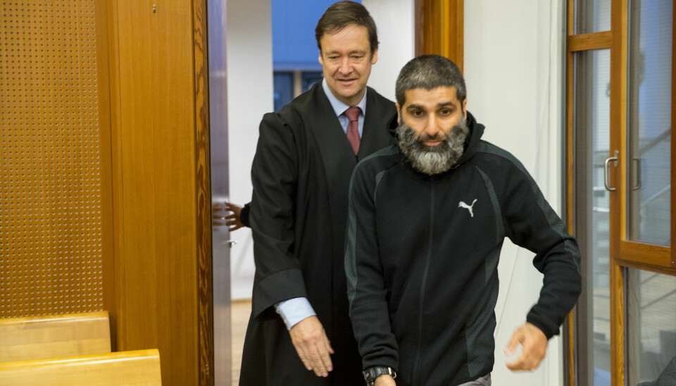 Advokat John Christian Elden fikk medhold i at en av dommerne i den kommende rettssaken mot Arfan Bhatti (t.h.) er inhabil etter at vedkommende skrev leserinnlegg om pride-markeringen.
