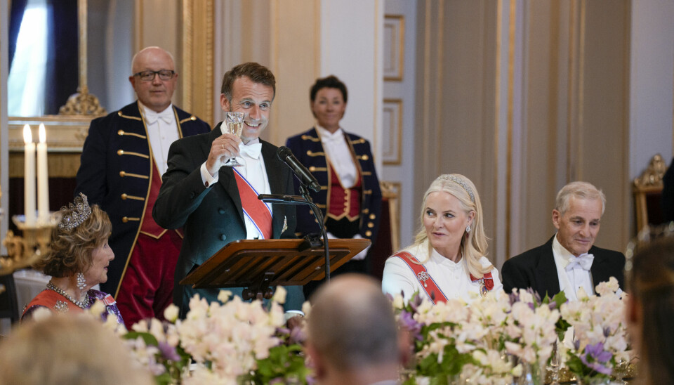 Frankrikes president Emmanuel Macron holder tale under gallamiddagen på Slottet, i anledning det franske presidentparets offisielle besøk til Norge. Kronprinsesse Mette-Marit og statsminister Jonas Gahr Støre (Ap) til høyre.