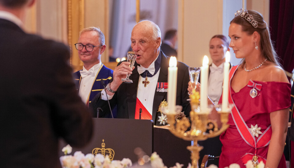 Kong Harald utbrakte vertens skål da han ønsket den franske president Emmanuel Macron velkommen til gallamiddag mandag kveld. Prinsesse Ingrid Alexandra deltok også under gallamiddagen på Slottet.