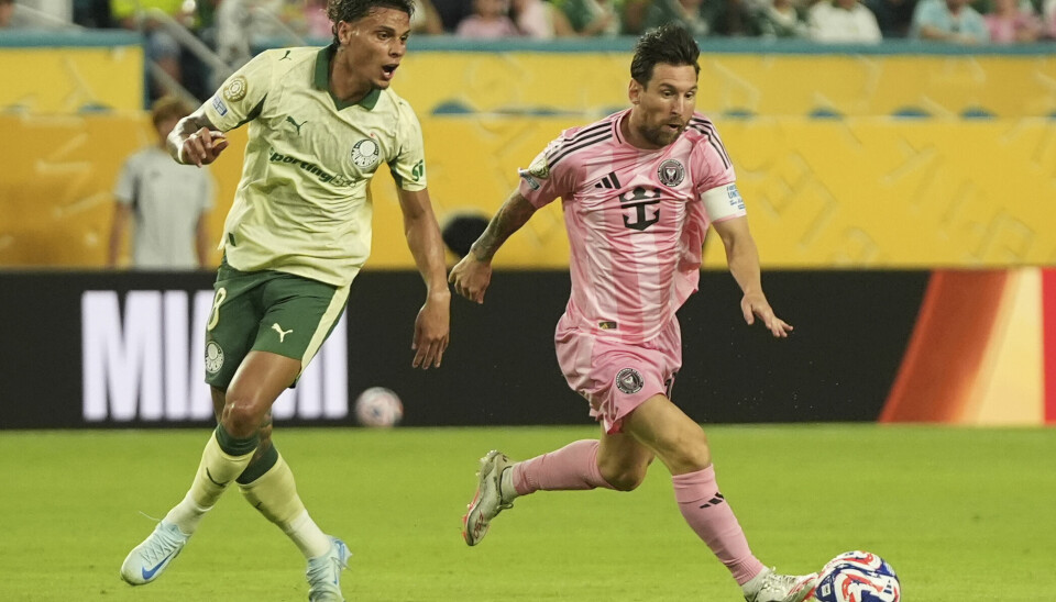 Lionel Messi fra Inter Miami kontrollerer ballen og blir jaget av Richard Rios fra Palmeiras klubbmesterskapet mellom Inter Miami og Palmeiras i Miami Gardens mandag.