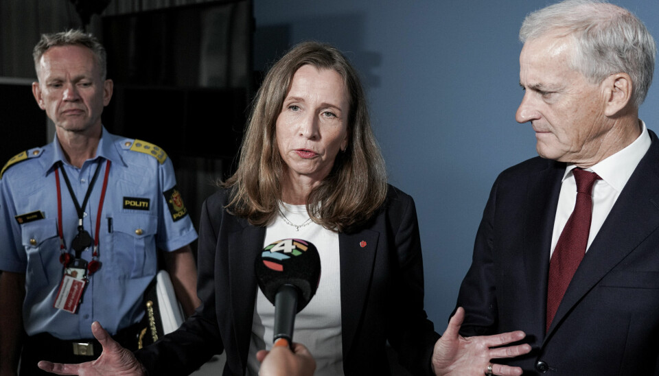 Justisminister Astri Aas-Hansen (Ap, i midten) med politidirektør Håkon Skulstad og statsminister Jonas Gahr Støre (Ap) etter gårsdagens møte.