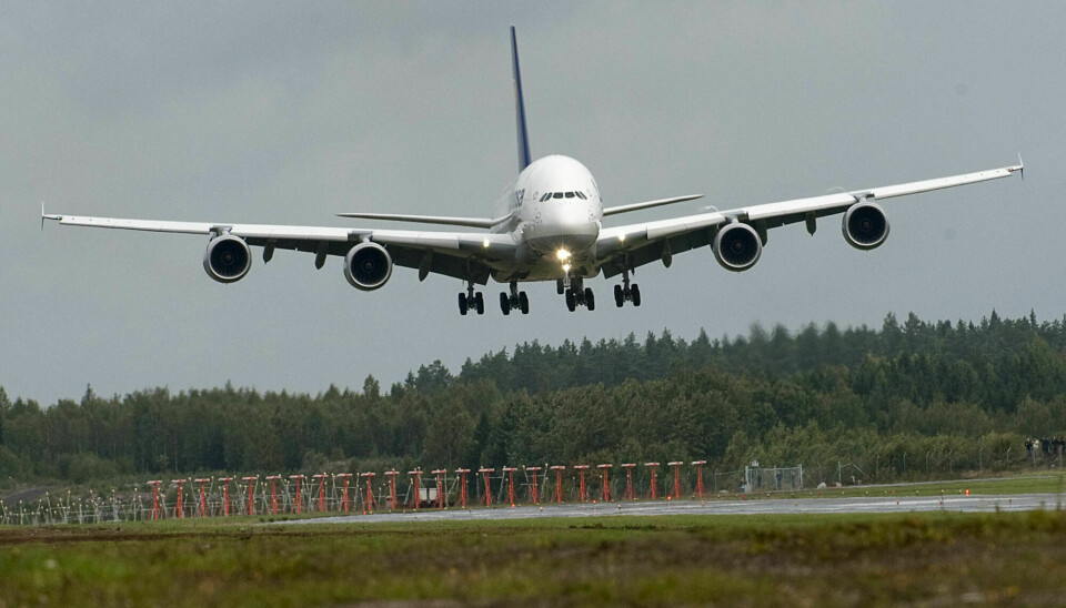 – Folk ble helt bleke, noen gråt, forteller flypassasjer Peter Erikson. På bildet lander en Lufthansa Airbus-380, verdens største passasjerfly på Stockholm Arlanda lufthavn