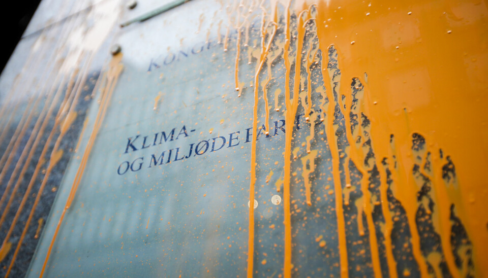 Demonstranter sprayet maling på veggene utenfor klima- og miljødepartementet.
