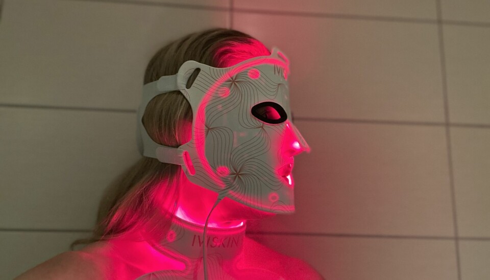 Ser skummel ut – men lover vakker hud: Jeg testet LED-masken som alle snakker om Person iført Iviskin LED-maske med rødt lys. Masken dekker hele ansiktet og halsen og gir et futuristisk uttrykk.