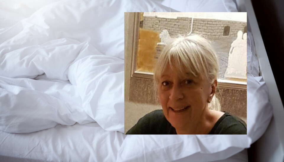 Kari Merete Lund sover endelig gjennom natten – etter over 20 år med hyppige oppvåkninger. Bildet er satt sammen av to visuelle elementer. Bakgrunnen viser en oppredd seng med hvitt sengetøy i et mykt og lyst morgenlys. Dynen er lett rufsete, som om noen nylig har stått opp. På toppen av dette bakgrunnsbildet er det plassert et portrett av en kvinne.
Kvinnen har lyst, gråblondt hår som er trukket bakover i en hestehale. Hun har lys hud og smiler vennlig til kamera. Hun er kledd i mørke klær og sitter foran et vindu med et kunstverk eller dekorativt veggmaleri i bakgrunnen. Bildet gir en varm, ærlig og ektefølt stemning, og kombinasjonen med sengen i bakgrunnen underbygger temaet søvn og hvile.