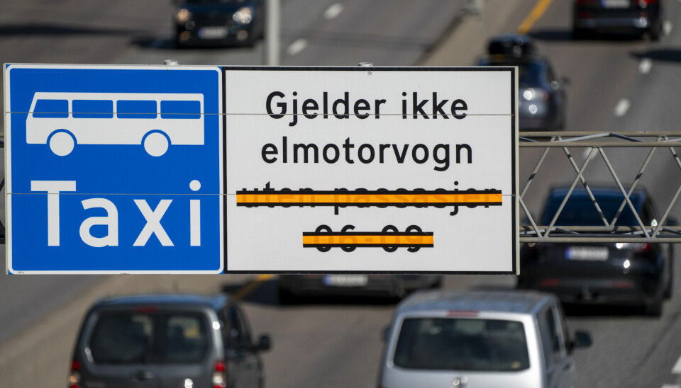 Trafikkskilt med beskjed om at kollektivfeltet ikke gjelder for elbil på E18 inn til Oslo.