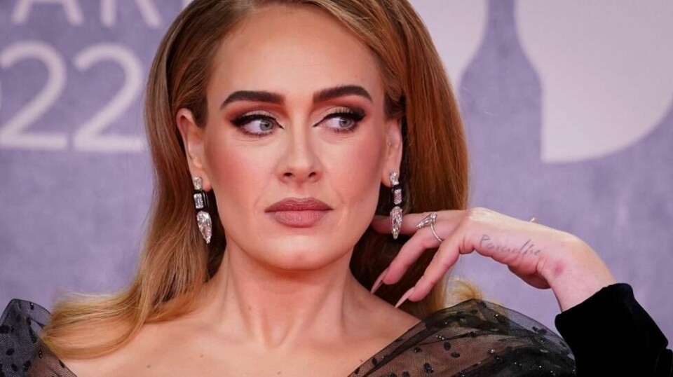 Adele poserer på den røde løperen når hun ankommer BRIT Awards 2022 i London. Illustrasjonsfoto.