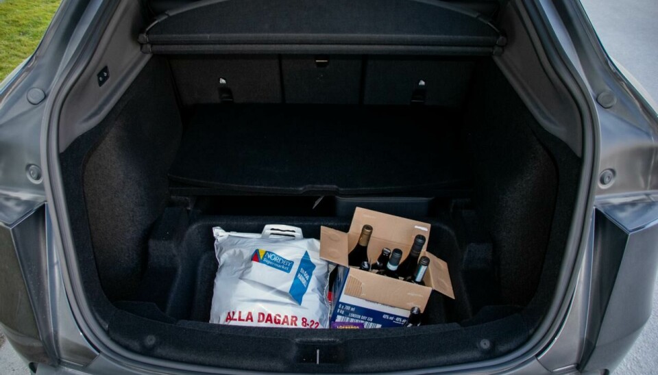 Det store og fleksible bagasjerommet har et ekstra rom under hvor du lett får plass til kvoten.