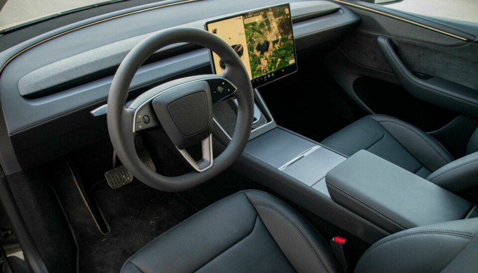 Model Y skiller seg ikke mye fra Model 3, men stilren utforming og solide materialer, som aluminium i midtkonsollen, gjør det trivelig ombord.
